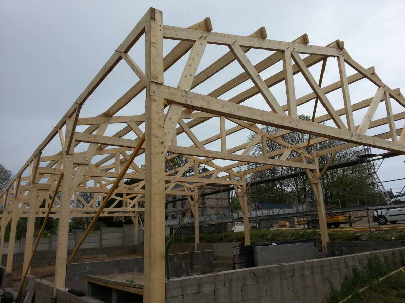 Artisan charpentier spécialisé dans la fabrication d'une charpente traditionnelle pour un bâtiment agricole proche Goderville 76