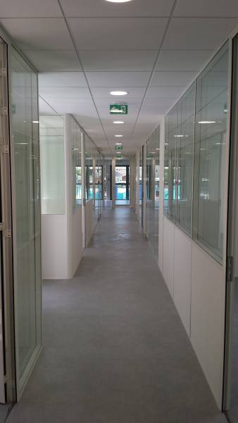 Artisan menuisier spécialisé dans la pose de cloison vitrée pour plateforme de bureaux à Cany Barville proche Fécamp