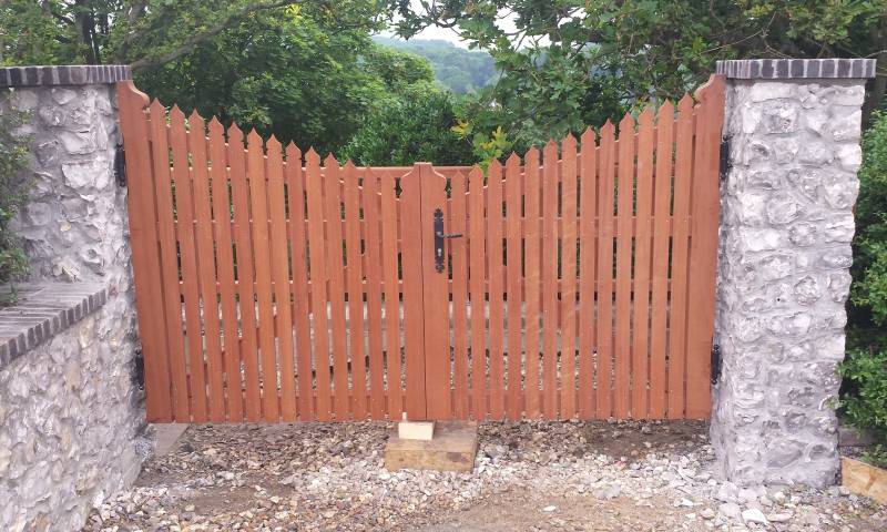 Réalisation dans nos ateliers d'un portail bois identique à l'existant à Etretat