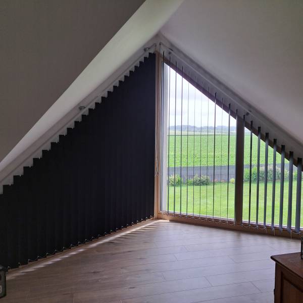 Artisan menuisier spécialisé dans la fourniture et pose de stores occultants sur châssis triangulaire à Fécamp 76