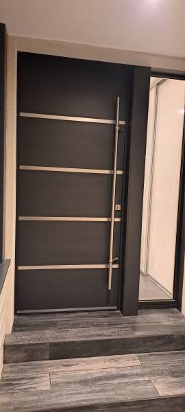 Menuisier RGE pour la pose d'une porte d'entrée mixte bois alu avec châssis latéral fixe secteur Etretat 76