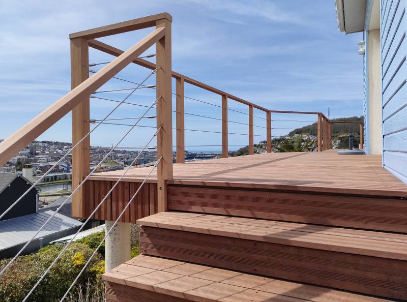 Création d’une terrasse en bois exotique CUMARU,  avec son garde-corps bois et câbles inox et son escalier, proximité FECAMP
