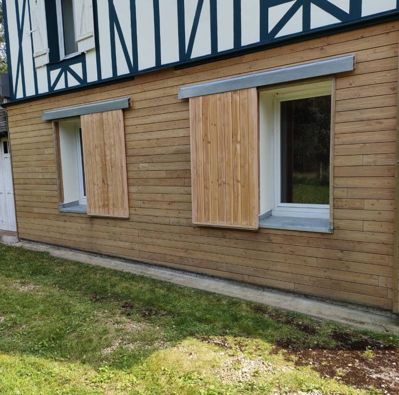 Artisan menuisier spécialisé dans la conception et réalisation de volets bois sur mesure proche Etretat 76