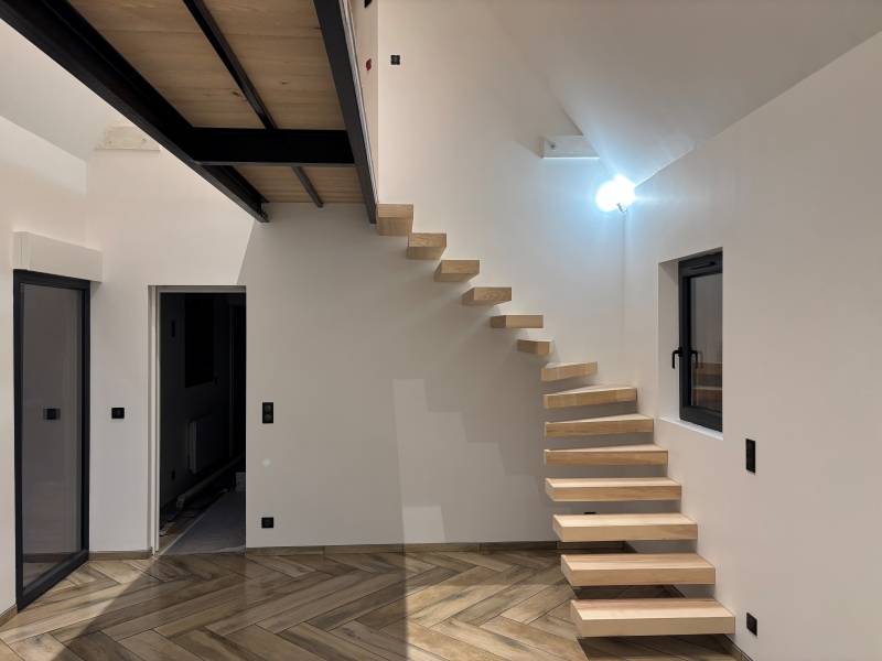 Artisan menuisier spécialisé dans la fabrication sur mesure de marches bois en Frêne pour escalier contemporain à ETRETAT