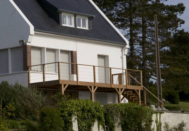 Artisan Menuisier spécialisé dans la fourniture et la pose de terrasse sur mesure en bois à St Pierre en Port 76