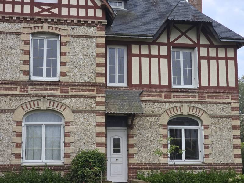Artisan menuisier spécialisé dans la pose de fenêtres PVC cintrées proche Fauville en Caux 76