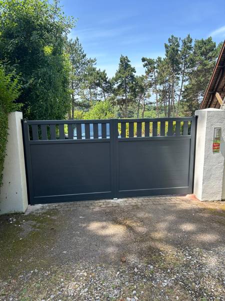 Artisan menuisier spécialisé dans la fourniture et la pose de portail aluminium sur mesure proche Etretat 76