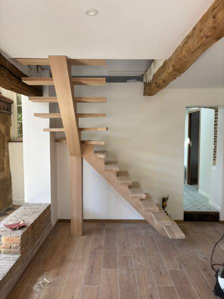 Artisan menuisier spécialisé dans la fabrication d'escalier bois sur mesure proche Goderville 76