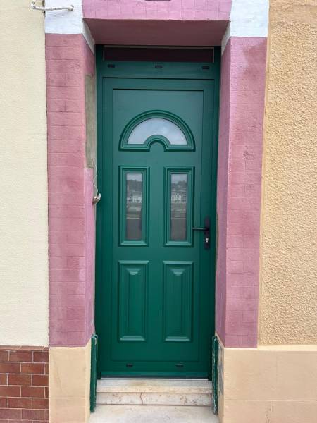 Menuisier spécialisé dans la fourniture et la pose de porte d'entrée en aluminium sur mesure à St Pierre en Port proche Fécamp