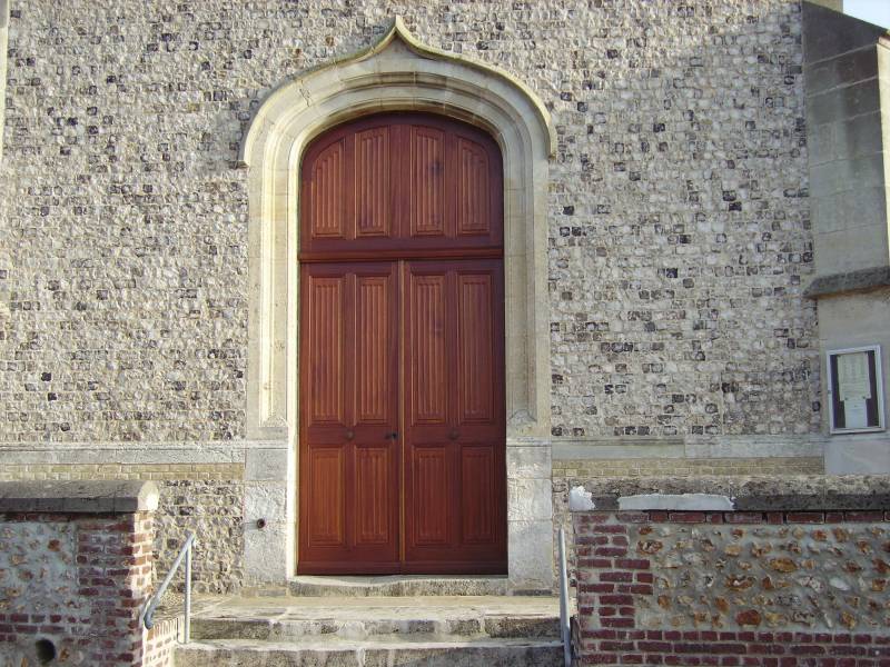 Menuisier spécialisé dans la fabrication d'une porte bois sur mesure sur une chapelle proche ETRETAT 76