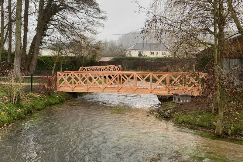 Réalisation de passerelle en bois pour traverser la rivière proche Colleville 76