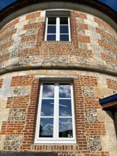 Artisan menuisier pour la fabrication sur mesure de fenêtres bois proche Goderville